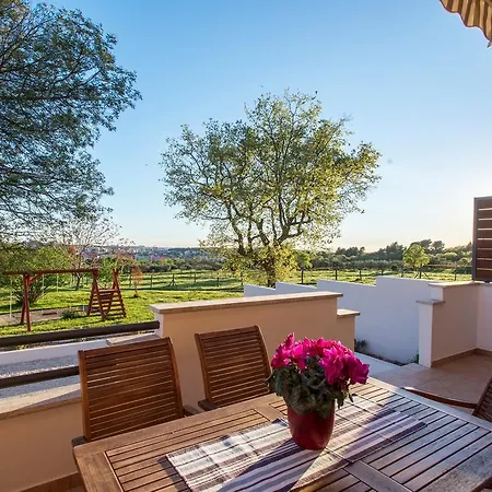 Apartment Living With Nature Pula
